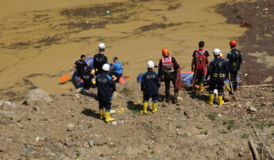 Trabzon’da selde kaybolan kişi, bahçesindeki suyu tahliye ediyormuş