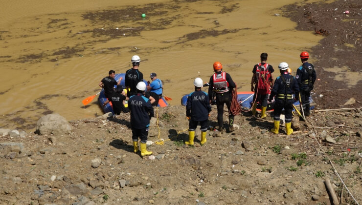 Trabzon’da selde kaybolan kişi, bahçesindeki suyu tahliye ediyormuş