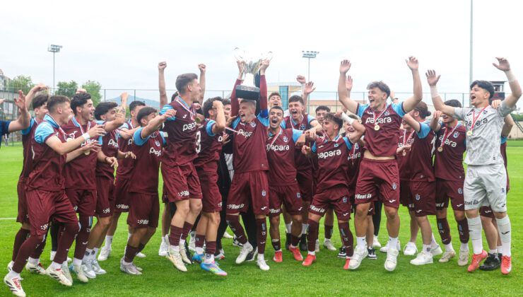 Trabzonspor U19 kadrosu şampiyonluk kupasını kaldırdı