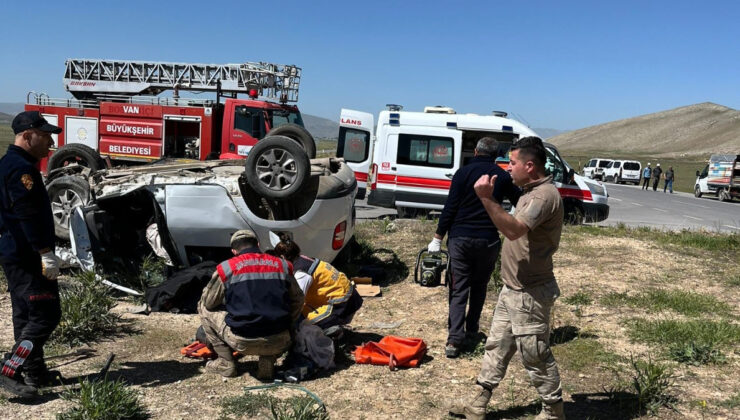 Van’da iki araç baş başa çarpıştı