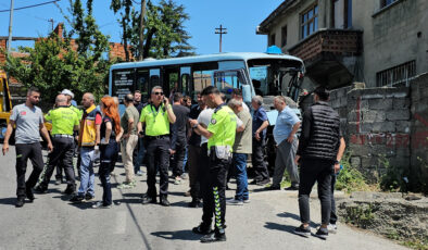 Zonguldak’ta freni patlayan yolcu minibüsü duvara çarptı: 14 yaralı