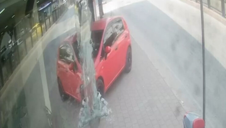 Adana’da araba mağazaya daldı