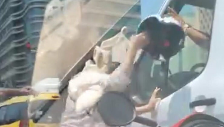 Adana’da bayandan sıkıştırdığını tez ettiği sürücüye kasklı hücum