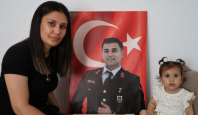 Adana’da duygulandıran öykü: 13 aylık kızına şehit eşini tanıtmaya çalışıyor