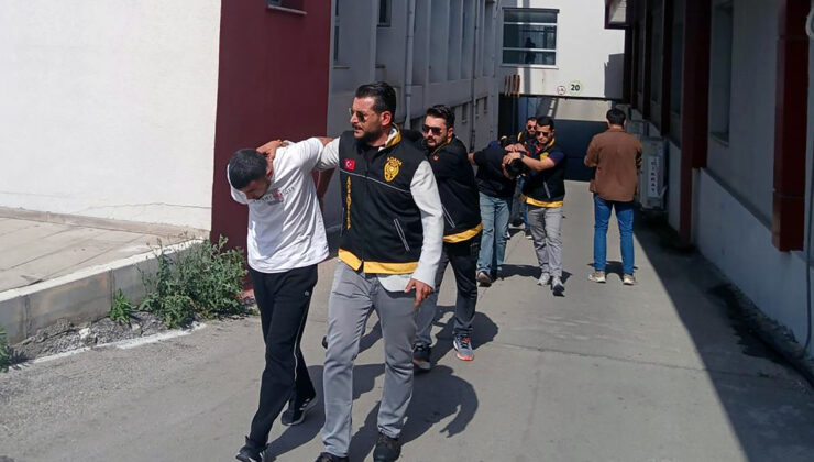 Adana’da husumetlisi sanıp, kapıda bekleyen kardeşini vurdu