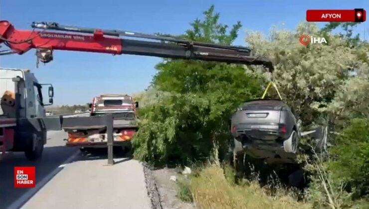 Afyonkarahisar’da araba ağaçlık alana girdi