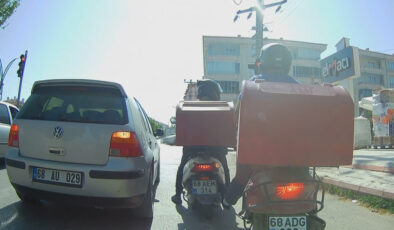 Aksaray’da kuryelerin tehlikeli seyahati kameralara yansıdı