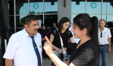 Aksaray’da yolcu üzere otobüse bindi, telefonla konuşan şoför cezadan kaçamadı