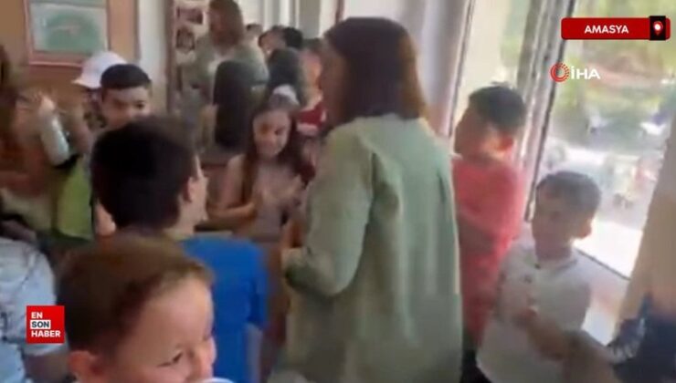 Amasya’da 42 yıllık öğretmene duygulandıran veda: Güzel ki öğretmen olmuşum