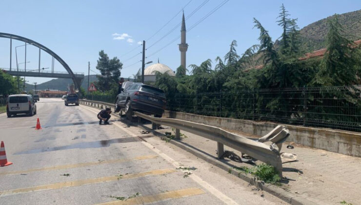 Amasya’da kaza yapan araç bariyerde asılı kaldı