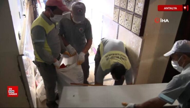 Antalya Kepez’de iki konuttan 8 kamyon çöp çıkarıldı