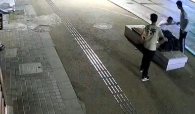 Antalya’da bankta oturan kişiyi dövüp, parasını gasbetti