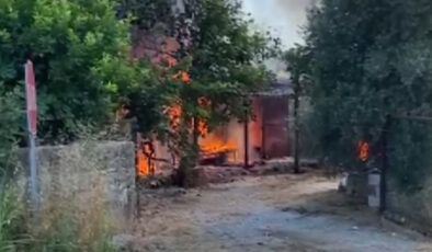 Antalya’da çıkan yangında konut ve traktör kül oldu