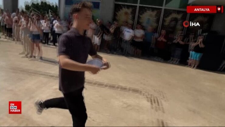 Antalya’da imtihana son saniyede yetişti, veliler alkışladı