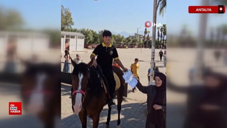 Antalya’da karnesini almaya atıyla geldi
