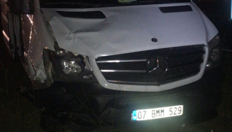 Antalya’da minibüs geriden çarptı: Motosikletli bayan hayatını kaybetti