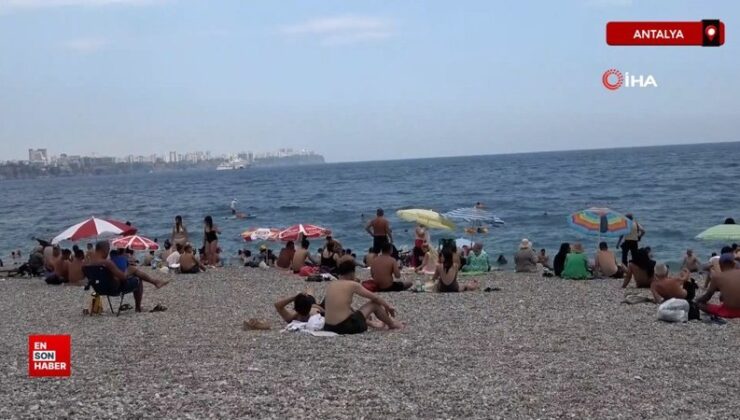 Antalya’da sıcaklıklar 33 dereceyi gösterdi: Konyaaltı Kıyısı’ndan yoğunluk oluştu