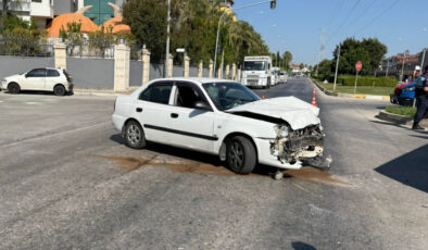Antalya’da turistleri taşıyan araca araba çarptı