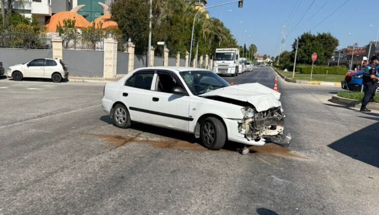 Antalya’da turistleri taşıyan araca araba çarptı