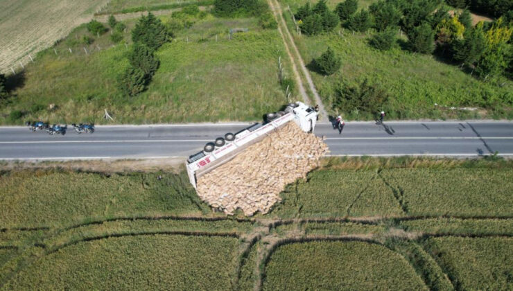 Arnavutköy’de tır devrildi: Tonlarca patates yola döküldü
