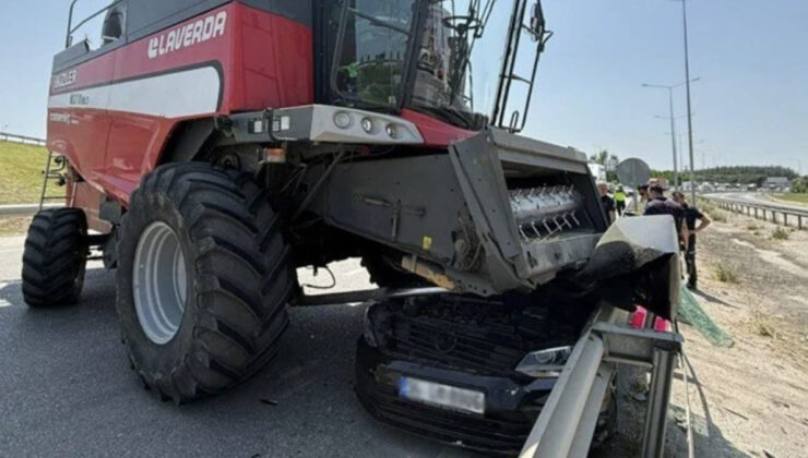 Balıkesir’de araba, freni kilitlenen biçerdöverin altına girdi