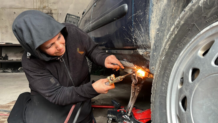 Bayburt’ta endüstrinin tek bayan çırağı 25 yıldır usta eşine çıraklık yapıyor
