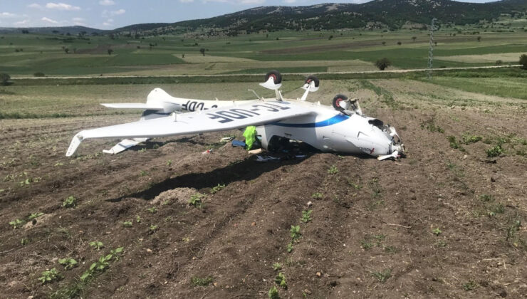 Bilecik’te düşen eğitim uçağı, vinç yardımıyla kaldırıldı