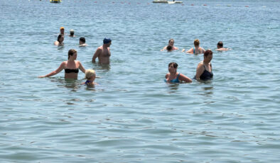 Bodrum ve Antalya’da kıyılar doldu