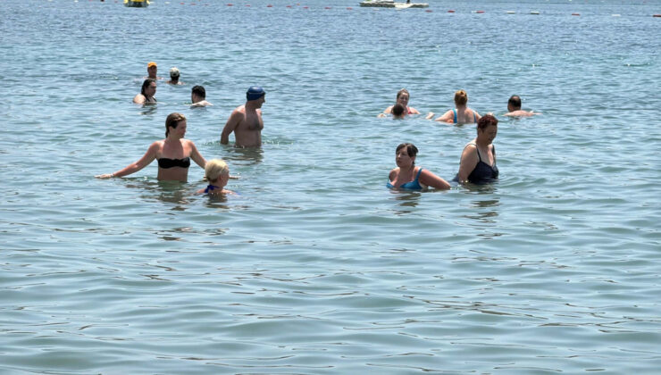 Bodrum ve Antalya’da kıyılar doldu