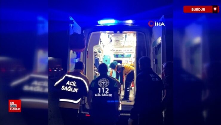 Burdur’da arızalı tıra çarpan kamyonet, sürücü kabinini devirdi