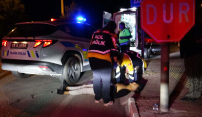 Burdur’da kaza yaptıktan sonra alkolün tesiriyle yere yığıldı