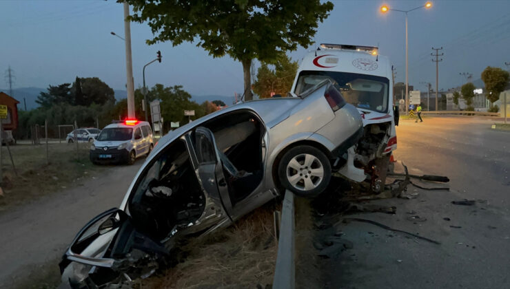 Bursa’da ambulans ile çarpışan arabanın şoförü yaralandı