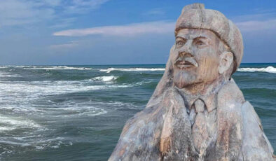 CHP’li Akçakoca Belediyesi’nden yeni hizmet: Lenin heykeli halkla buluşuyor