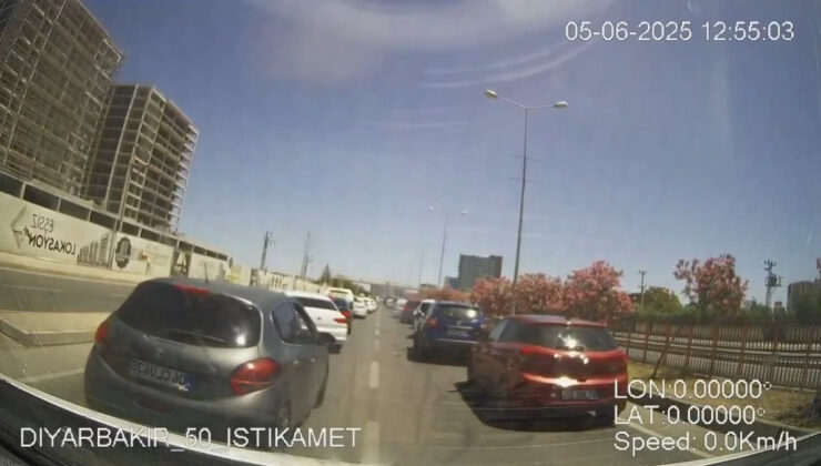 Diyarbakır’da şoförlerin fermuar tekniğiyle ambulansa yol verdiği anlar kamerada