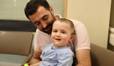 Duyması imkansız denilen 2,5 yaşındaki Mustafa birinci sefer seslerle tanıştı