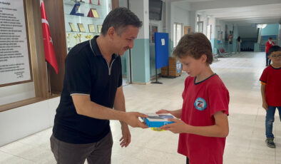 Düzce’de okul koridorundaki çöpü kutuya atan öğrenciye tablet ikramı