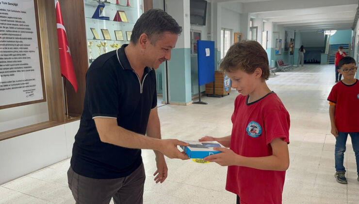 Düzce’de okul koridorundaki çöpü kutuya atan öğrenciye tablet ikramı