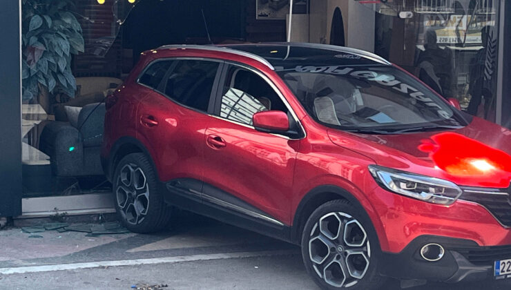 Edirne’de şoförünün geri viteste unuttuğu araba, mağazaya girdi