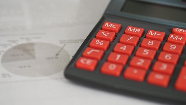 Ekonomistler siyaset faizinin inmesini bekliyor