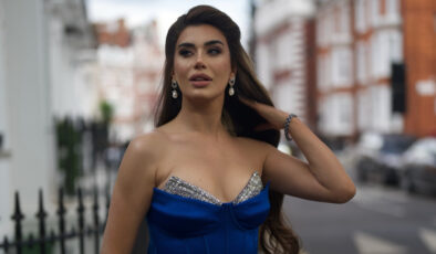 Eski model Ebru Şancı derin dekolteli pozuyla gündem oldu