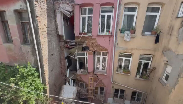 Fatih’te bir binada kısmi çökme yaşandı