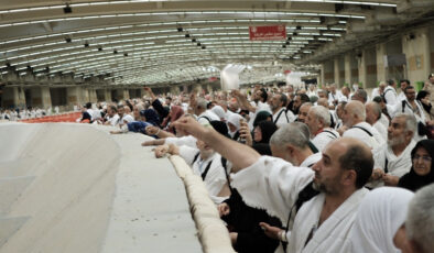 Hacı adayları Kurban Bayramı’nın 1. günü şeytan taşladı