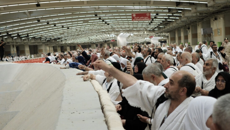 Hacı adayları Kurban Bayramı’nın 1. günü şeytan taşladı