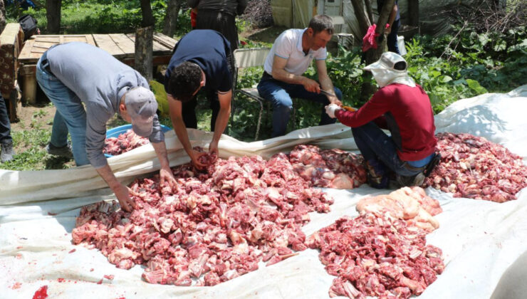Hakkari’de asırlık gelenek: Kurban eti 200 haneye eşit dağıtıldı