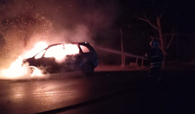 Hatay’da araba alev aldı