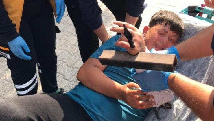 Hatay’da çocuğun eline demir saplandı