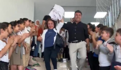 Hatay’da emekliye ayrılan 46 yıllık öğretmene duygusal veda