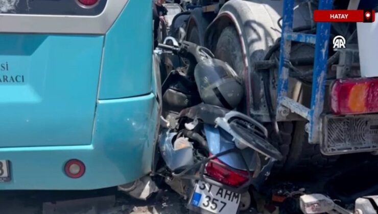 Hatay’da iki aracın ortasında sıkışan motosiklet şoförü yaralandı