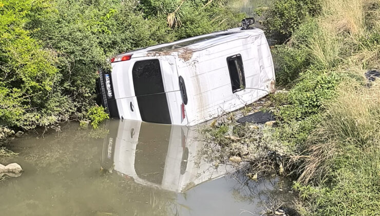 Hatay’da minibüs dereye uçtu