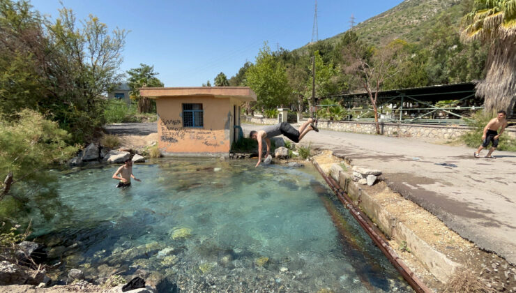 Hatay’da vatandaşlar serinlemek için doğal kaynak suyuna akın etti